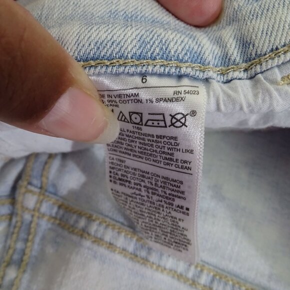 Old Navy Boyfriend Cuffed Denim Jean Shorts Women Size 6 Light Acid Wash - Picture 5 of 11